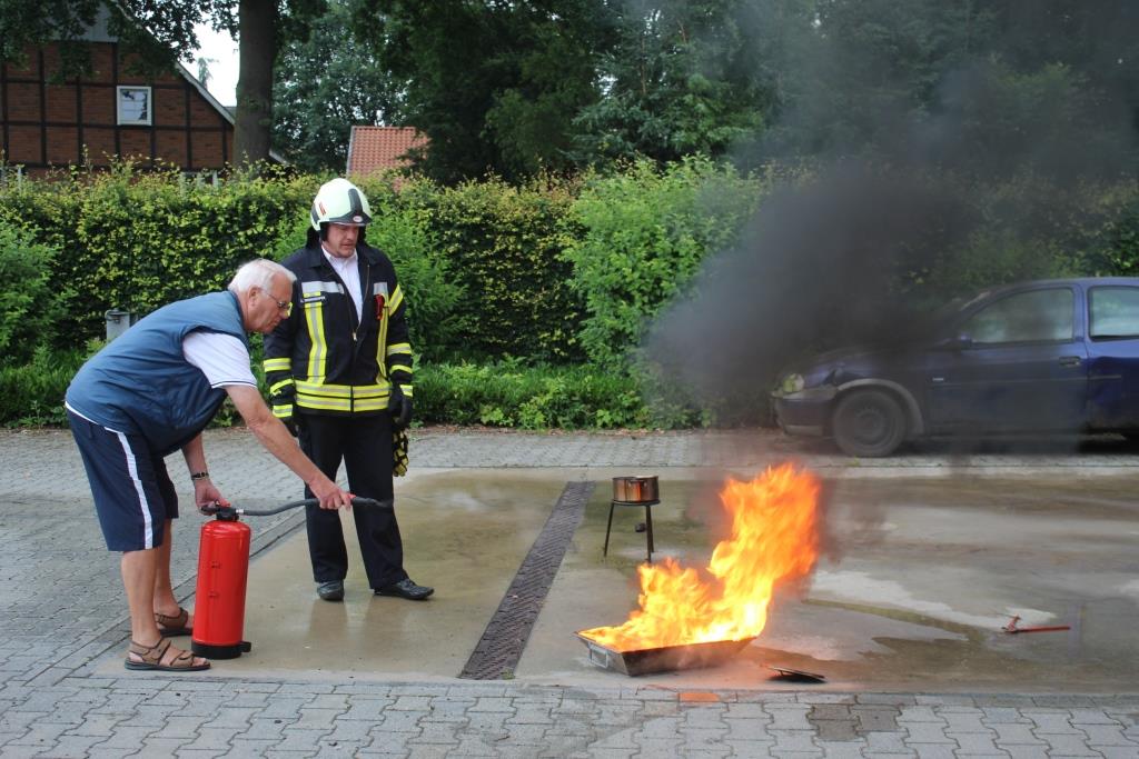 Der richtige Umgang mit dem Feuerlöscher wurde in der Praxis geübt