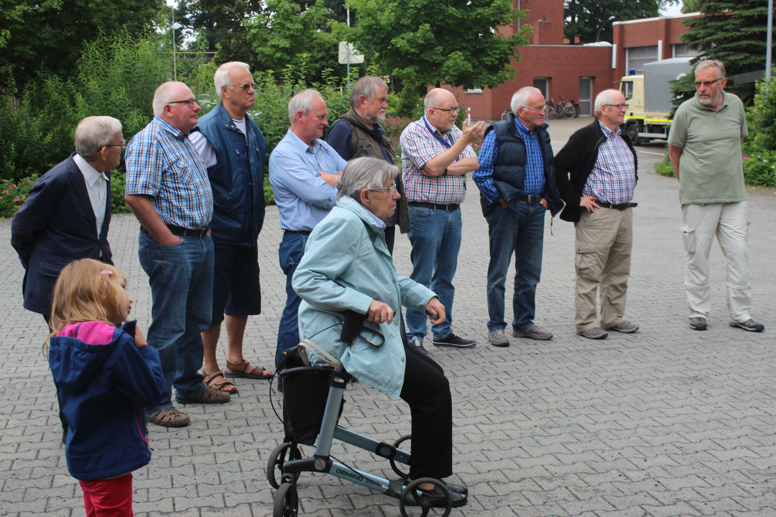 Die Feuerwehrvorführung wird von den Gästen der Seniorenunion beobachtet.