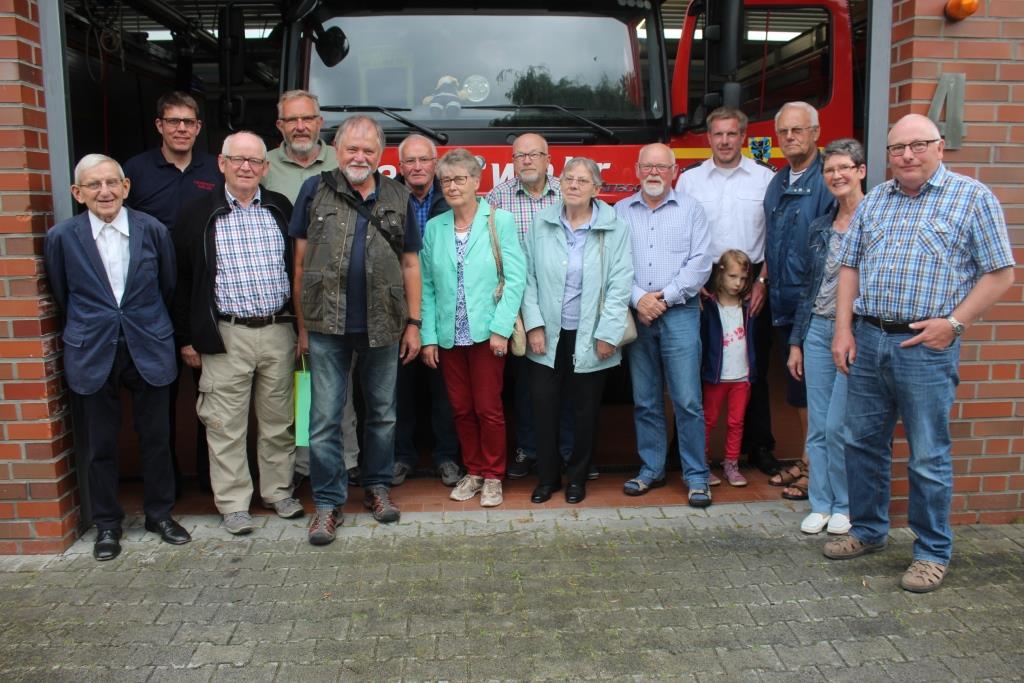 Die Senioren-Union nahmen auch die neuen Feuerwehrfahrzeuge im Gerätehaus genau in Augenschein