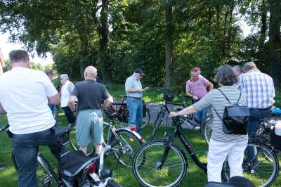 Tour de Beelen - Ludger Growe gibt am Sportplatz Informationen zum Thema Kunstrasenplatz. 
