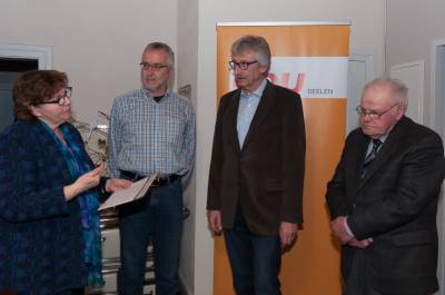 Delegiertenwahlen und Jubilarehrung - Frau Birkhahn überreicht die Urkunden.
