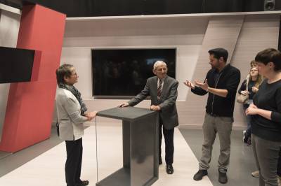 Besuch Landtag-NRW und WDR am 26.04.2018 in Dsseldorf - Letzte Regieanweisungen an den Fernsehmoderator.