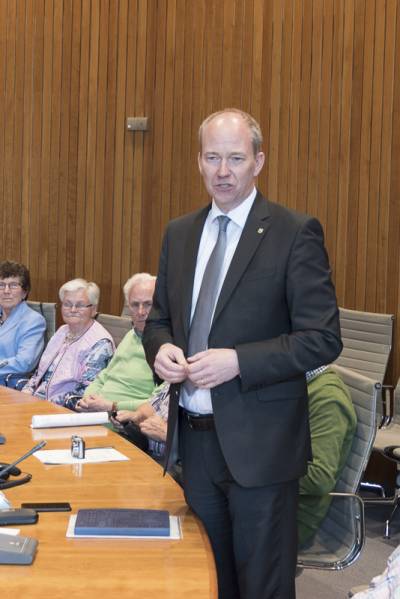 Besuch Landtag-NRW und WDR am 26.04.2018 in Dsseldorf - Daniel Hagemeier im Gespräch mit der Beelener Reisegruppe.