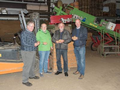Besuch Kartoffelhof Fartmann - Gruppenbild von links nach rechts:
Gastgeber Heinz Fartmann, Vorsitzender SU-Beelen Joachim Fomm, Vorstand SU-Beelen Burkhard Werthenbach, CDU-Landtagsabgeordneten Daniel Hagemeier